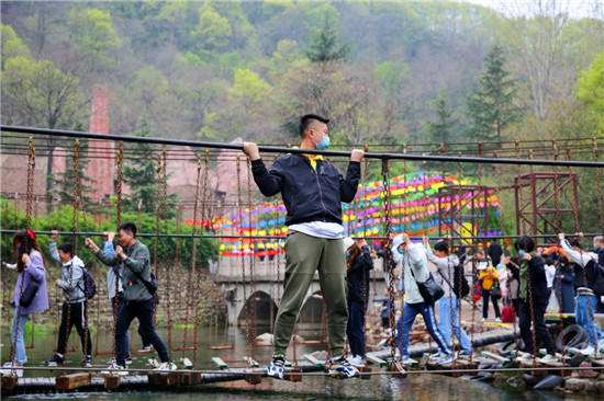 清明假日，龙潭大峡谷景区迎来大批踏青游客！