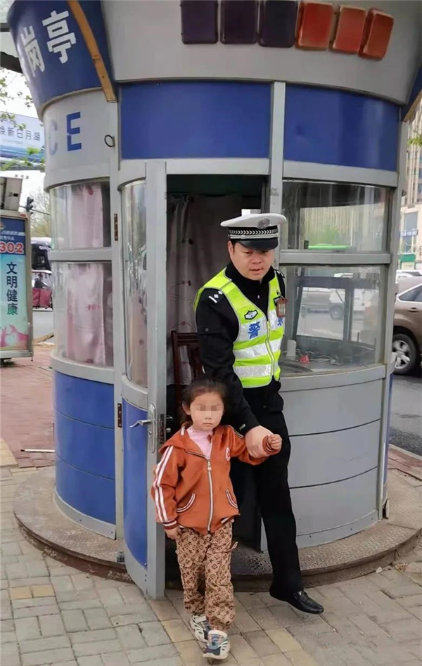 河南商丘：三岁半女孩走失 交警护娃找家人