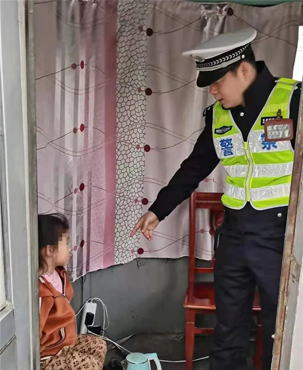 河南商丘：三岁半女孩走失 交警护娃找家人