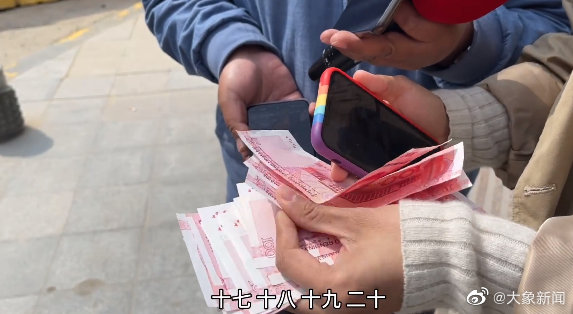 郑州西大街一工地发生塌方事故 疑似有人被埋 记者采访遭阻挠并被塞钱