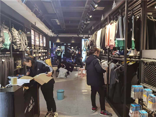 新野县公安局:售卖假名牌,拘!