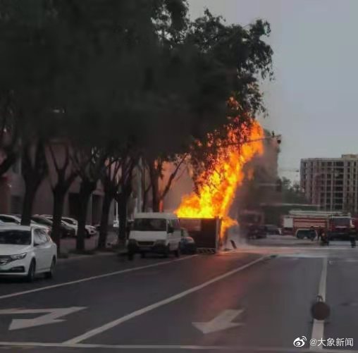 突发！郑州一路口疑因天然气泄漏引发火情，有一名工人受伤