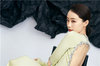 50亿票房女王张小斐穿露背礼服大秀美背