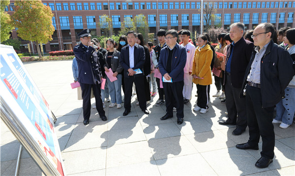 邓州市公安局开展“全民国家安全教育日”普法宣传活动