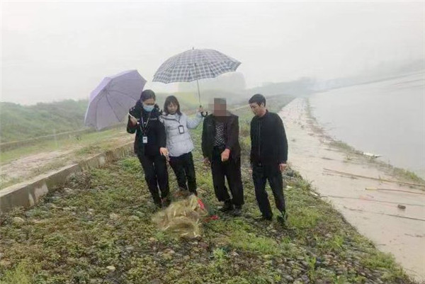 河南邓州：男子涉嫌禁渔期非法捕鱼被警方抓捕