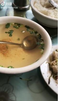 河南老君山回应“汤羹如清水”：景区外宾馆的免费酸汤，但将举一反三