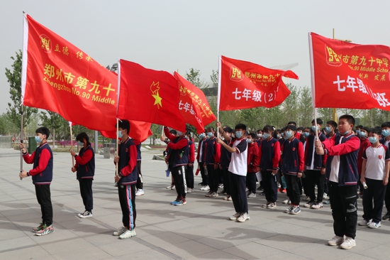 郑州市第九十学开展“参观红色主题作品展、感受革命奋斗历程”主题教育活动