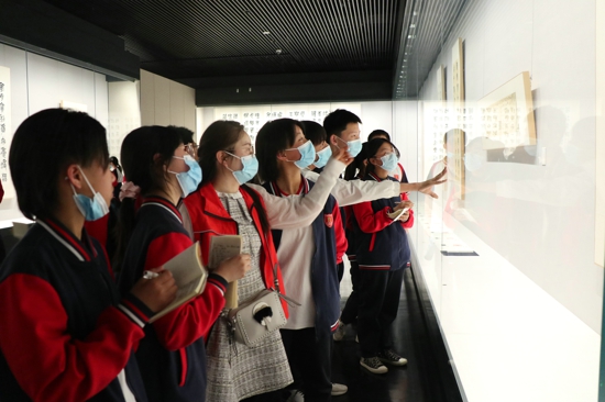 郑州市第九十学开展“参观红色主题作品展、感受革命奋斗历程”主题教育活动