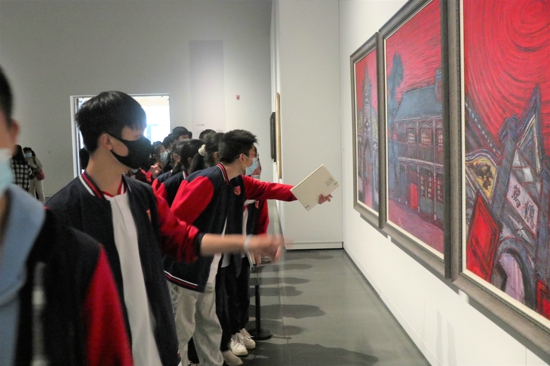 郑州市第九十学开展“参观红色主题作品展、感受革命奋斗历程”主题教育活动