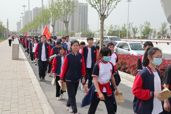 郑州市第九十学开展“参观红色主题作品展、感受革命奋斗历程”主题教育活动