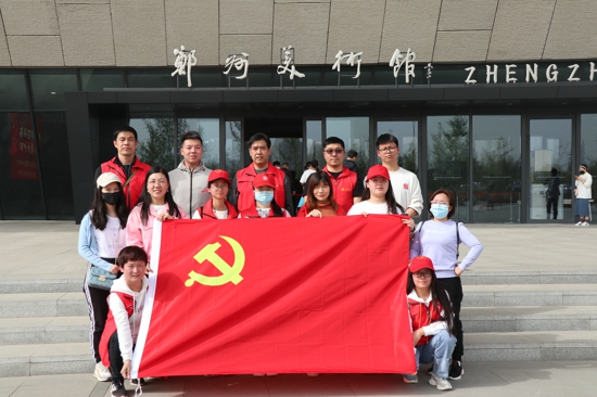 郑州市第九十学开展“参观红色主题作品展、感受革命奋斗历程”主题教育活动