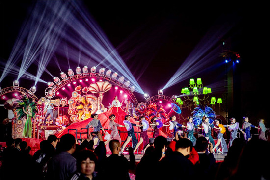狂欢之夜！“2021中国(郑州)国际旅游城市市长论坛”嘉宾体验建业电影小镇夜游演出“一路有戏”