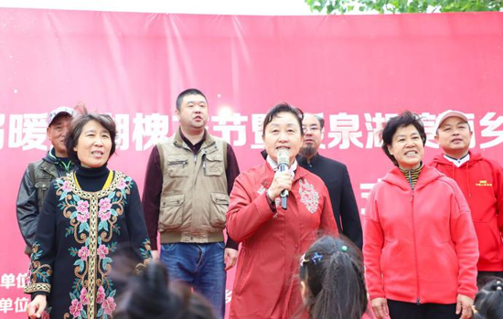 最是一年春好处，槐花香飘暖泉湖