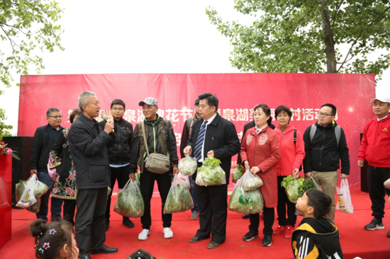 最是一年春好处，槐花香飘暖泉湖