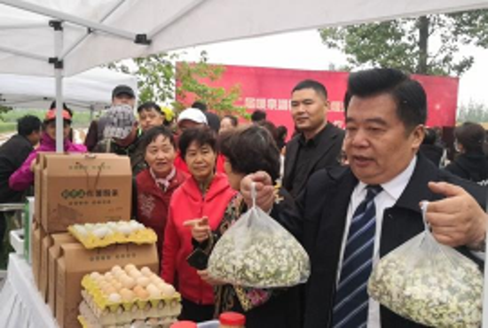 最是一年春好处，槐花香飘暖泉湖