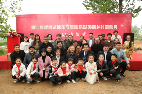 最是一年春好处，槐花香飘暖泉湖