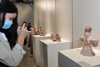 “中国古代音乐舞蹈陶俑复制作品巡展”在郑开幕