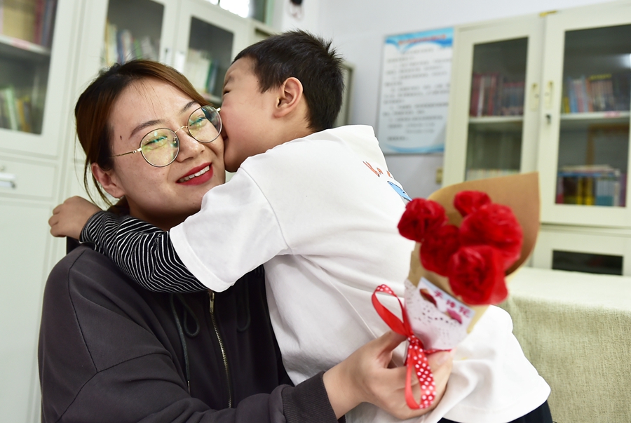 母亲节将至 小手做花献妈妈