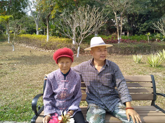 为还老母愿，他带母亲去云游