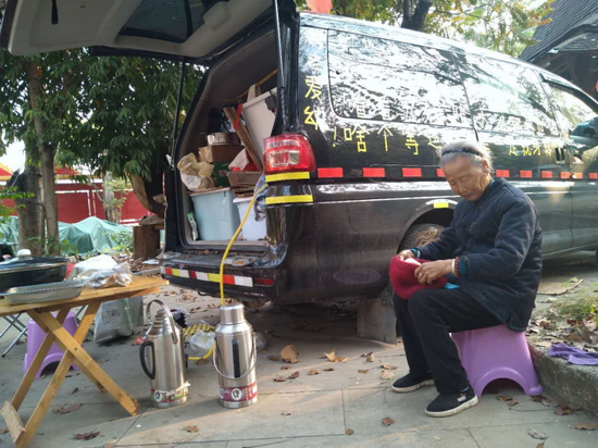 为还老母愿，他带母亲去云游