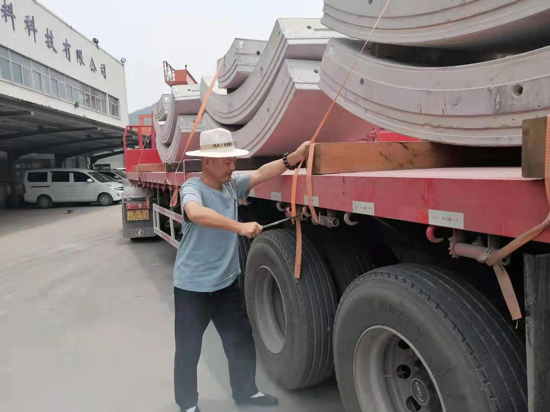 为还老母愿，他带母亲去云游