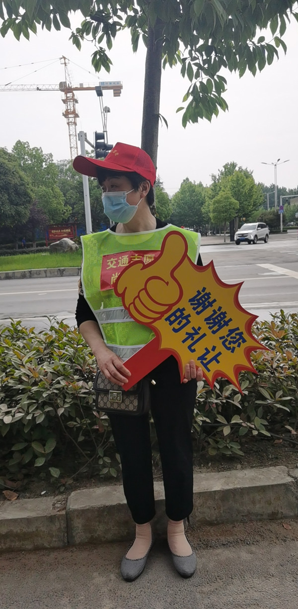 邓州：尚正社区学党史重践行 开展交通劝导志愿服务