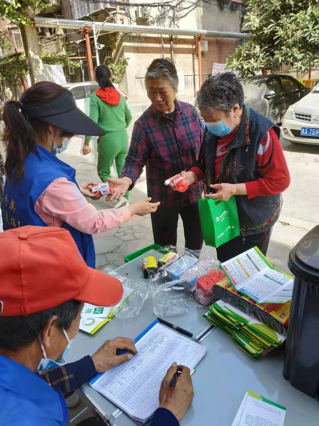 郑州市中原区三官庙街道联合河南森贝特开展垃圾分类宣传活动