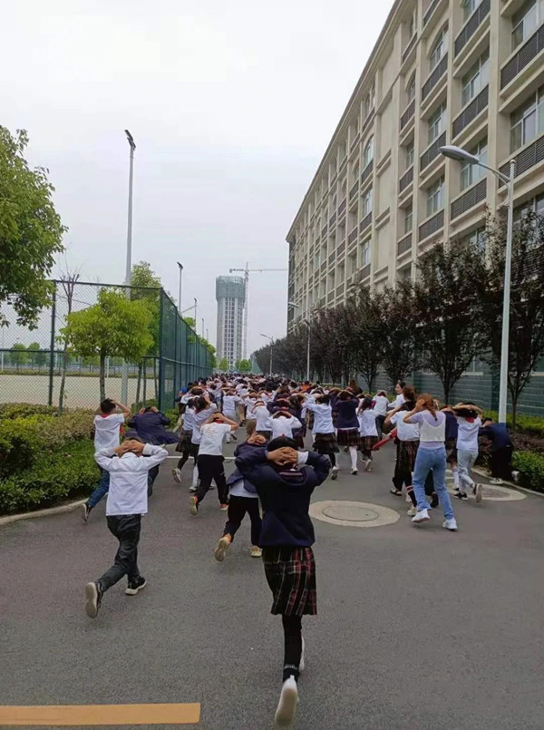 邓州北京路学校开展地震应急疏散演练活动