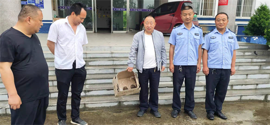 泌阳县公安局贾楼派出所救助两只国家二级保护动物猫头鹰