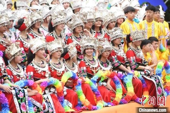 中国乌江苗族踩花山节开幕 万余苗乡儿女载歌舞迎佳节