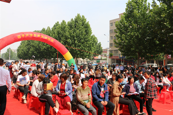 邓州：“一站式”服务群众工作站为业主发放不动产证