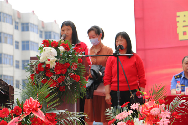 邓州：“一站式”服务群众工作站为业主发放不动产证