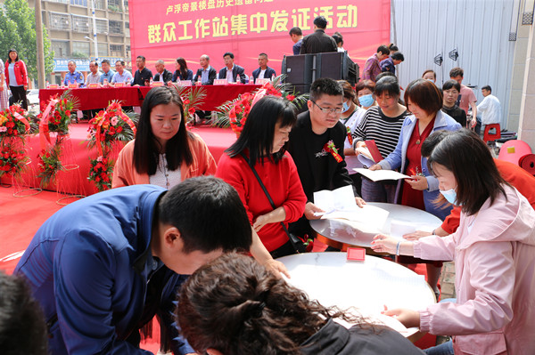 邓州：“一站式”服务群众工作站为业主发放不动产证