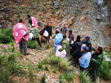 甘肃白银山地越野赛 牧羊人连救六名山地越野赛选手