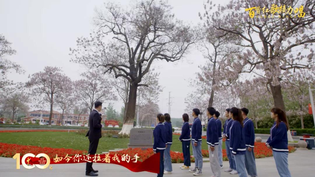 【百首红歌接力唱】首站！在这棵“网红”树下，河南大学的师生唱起了这首歌……