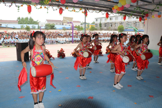 河南太康艺丰学校举办“六一”吸引数百名学生家长观看