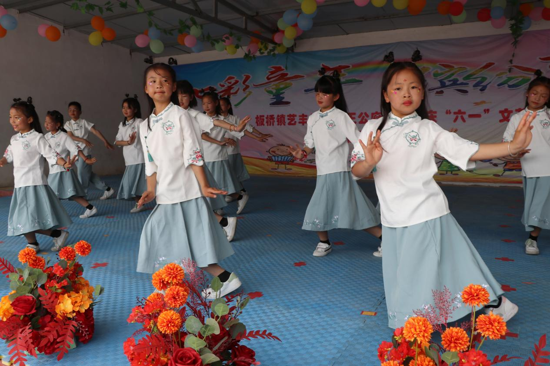 河南太康艺丰学校举办“六一”吸引数百名学生家长观看