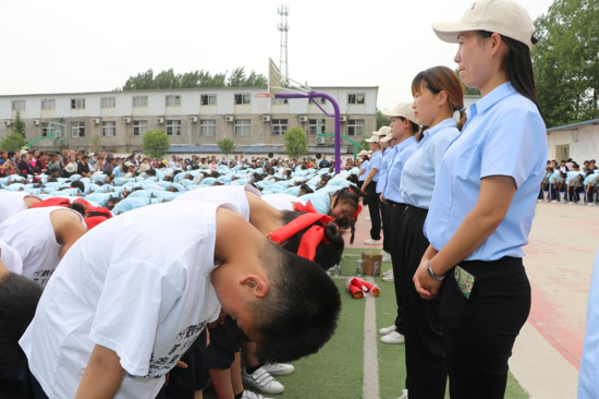 河南太康艺丰学校举办“六一”吸引数百名学生家长观看