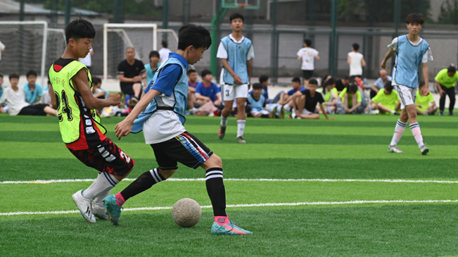 焦作沁阳：绿茵场上竞球技