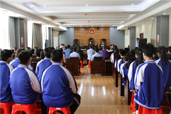 社旗县法院开放日 让中学生“零距离”感受阳光司法