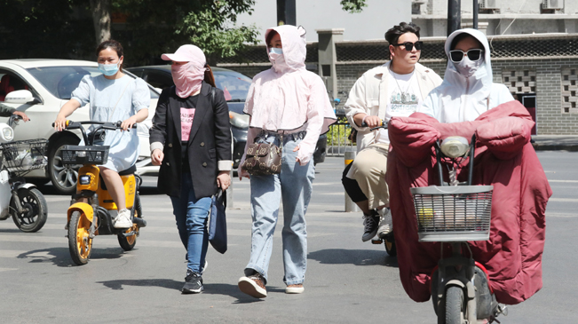 骄阳似火 开封市民“全副武装”迎高温