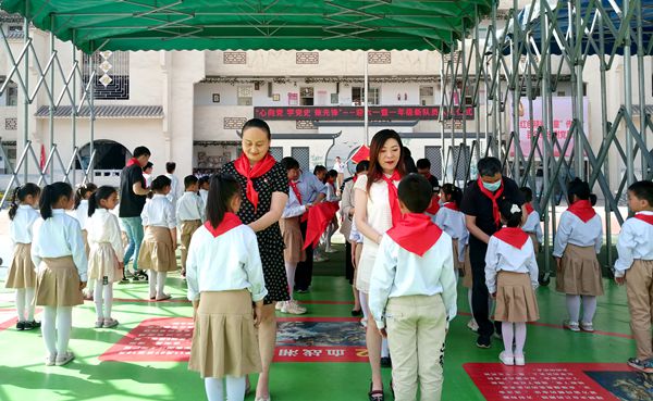 童心向党！郑州京广路小学举办迎“六一”暨一年级新队员入队仪式
