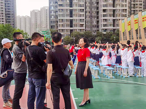 郑州市二七区长东三小举行“沐浴党的阳光  点点茁壮成长”庆六一活动