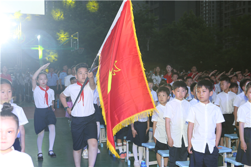 郑州市二七区长东三小举行“沐浴党的阳光  点点茁壮成长”庆六一活动