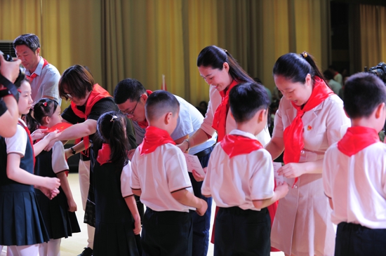红领巾心向党 争做新时代好队员 郑州市金水区文源小学举行2021年新队员入队仪式