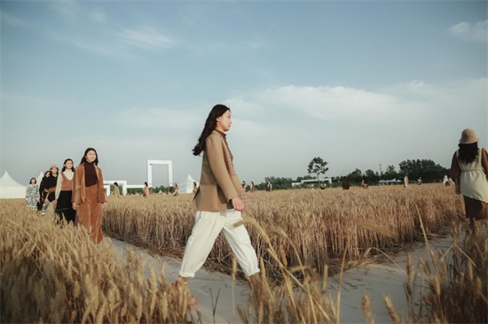 华夏国际时装周打造中原首场生态实景秀场——麦田狂想曲，致敬《柳青》