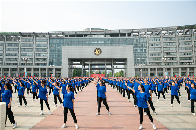 河南中医药大学3800名大学生“秀”排舞