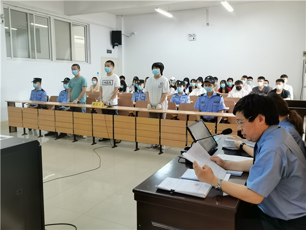 南阳宛城区法院组织在校大学生旁听贩卖毒品案庭审