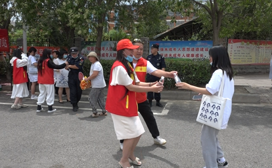 河南太康：文明单位志愿者联动护航高考