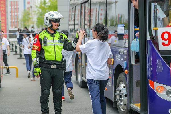 累计出动警力近2万人次 河南交警护航高考路